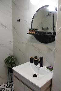 un bagno con lavandino e specchio di Aryiro's Residence,Cozy&Sunny a Alikianós Altre 21 foto