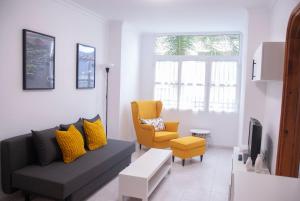 een woonkamer met een bank en een stoel bij VV - La Plazuela in Arrecife