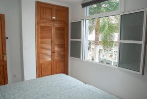 een slaapkamer met een bed en een groot raam bij VV - La Plazuela in Arrecife