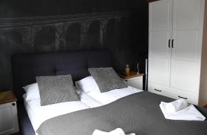Rúm í herbergi á Apartamenty Stara Wisła