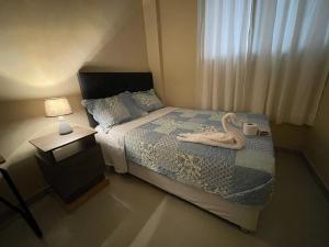 タララにあるLa Pequeña Suizaのベッドルーム1室(白鳥のベッド1台付)