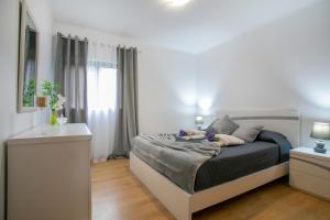 ポンタ・デルガダにあるCasa da Belinhaの白いベッドルーム(ベッド1台、窓付)