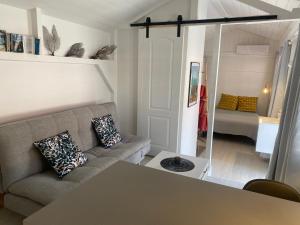 ein Wohnzimmer mit Sofa und ein Schlafzimmer in der Unterkunft Herbergement typique créole in Fort-de-France