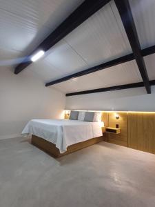 a bedroom with a large bed in a room at LOFTS GREEN ISLAND in Angra dos Reis