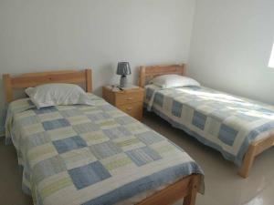 Ένα ή περισσότερα κρεβάτια σε δωμάτιο στο Doce lar em Praia