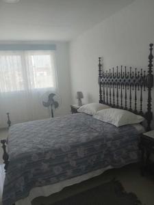 Ένα ή περισσότερα κρεβάτια σε δωμάτιο στο Doce lar em Praia
