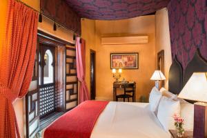 Ein Bett oder Betten in einem Zimmer der Unterkunft Algilà Fes Riad Medina Charme Hotel
