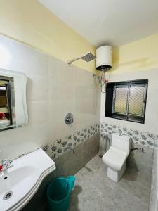 uma casa de banho com um lavatório e um WC em Naivedyam villa em Monte Abu