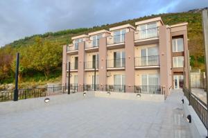 duży apartamentowiec z dużym patio w obiekcie Residence Spa Apartments DUB w Kotorze