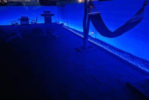 einen Pool mit einer Hängematte im Dunkeln in der Unterkunft Your Downtown Studio With All Amenities Unit B in Phoenix