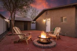 zwei Stühle und eine Feuerstelle vor einem Haus in der Unterkunft Your Downtown Studio With All Amenities Unit B in Phoenix