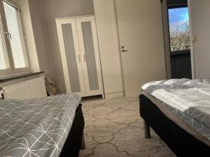 Schlafzimmer mit einem Bett und einem Fenster in der Unterkunft LHM in Borås