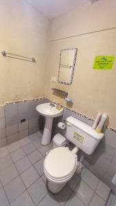 A bathroom at Huaka Hostal