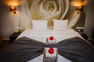 Una habitación de hotel con una cama con toallas. en B&B Roosendaelhof en Geel