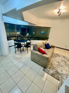 een woonkamer met een bank en een tafel bij Apartamento em Torres in Torres