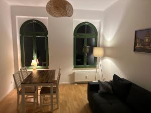 ライプツィヒにあるChez Amis Arenaのリビングルーム(テーブル、椅子、窓2つ付) +35枚の写真