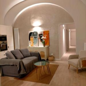 ein Wohnzimmer mit einem Sofa und einem Tisch in der Unterkunft La Casa di Nella in Lastra a Signa