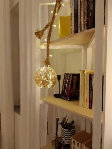 ein Licht hängt von einem Bücherregal mit Büchern in der Unterkunft La Casa di Nella in Lastra a Signa
