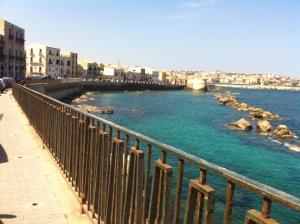 vista su un fiume da un ponte di Casa Angelica a Siracusa