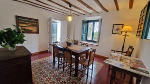 sala de estar con mesa de comedor y sillas en Casa rural Casa Montoya, en Barranda