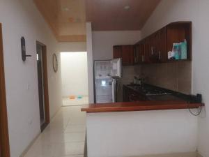 La cuisine est équipée d'un comptoir et d'un réfrigérateur. dans l'établissement Casa familiar en Icononzo Tolima, à Icononzo