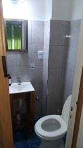 Baño pequeño con aseo y lavamanos en departamento en almagro, 2 huéspedes en Buenos Aires