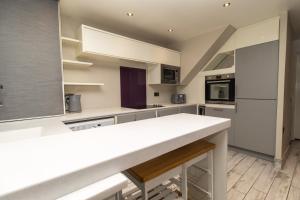 Nhà bếp/bếp nhỏ tại Free Driveway Parking, 3 Double Bedroom House, Quiet Private Estate, Fast WIFI, Ideal for Long Term Contractor, etc Stays, 3 miles 7 mins drive to Nissan, 15 mins to Sunderland Newcastle, Regular Housekeeping Options - See Our Site for Assurance