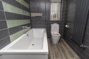 Phòng tắm tại Free Driveway Parking, 3 Double Bedroom House, Quiet Private Estate, Fast WIFI, Ideal for Long Term Contractor, etc Stays, 3 miles 7 mins drive to Nissan, 15 mins to Sunderland Newcastle, Regular Housekeeping Options - See Our Site for Assurance +24 ảnh