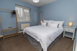 Una cama o camas en una habitación de DWELLCOME HOME Ltd Spacious 3 Double Bedroom Boldon Townhouse - see our site for assurance