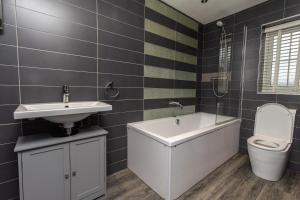 Un baño de DWELLCOME HOME Ltd Spacious 3 Double Bedroom Boldon Townhouse - see our site for assurance
