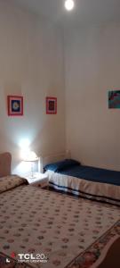- une chambre avec 2 lits et un tapis dans l'établissement Hospedaje LA LUCIA, à Almafuerte