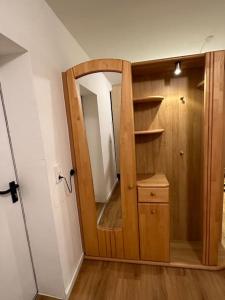 a room with a wooden closet with a mirror at Studio mit Terrasse im Zentrum in Gronau