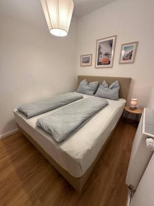 a bedroom with a large bed with white sheets at Studio mit Terrasse im Zentrum in Gronau