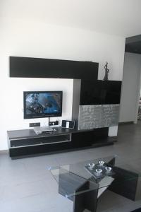 TV a/nebo společenská místnost v ubytování OasisBeach Penthousse la Zénia