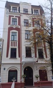 un edificio blanco con puertas y ventanas negras en Cozy 33m2 2-room Studio Apartment in City Center, en Riga