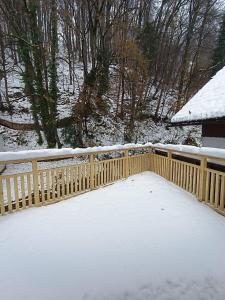 ein schneebedeckter Holzzaun neben einem Haus in der Unterkunft Cozy Stay Apartments in Salzburg