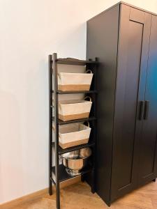 una nevera negra con un estante con cajas en Cozy 33m2 2-room Studio Apartment in City Center, en Riga