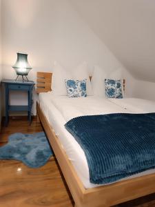 ein Schlafzimmer mit einem Bett mit einer blauen Decke darauf in der Unterkunft Cozy Stay Apartments in Salzburg