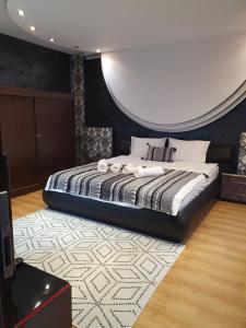a bedroom with a large bed in a room at NANA"S HOUSE APARTAMENT 2 Camere,2 bai in Sibiu