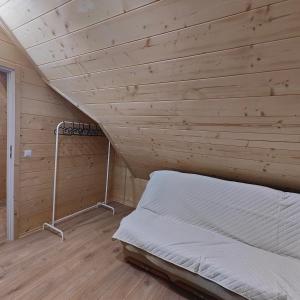 una cama en una habitación con techo de madera en beskid.house2, en Spytkowice 9 fotos más