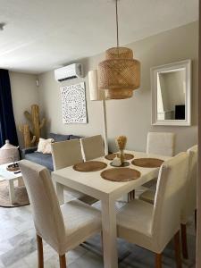 ein Wohnzimmer mit einem weißen Tisch und Stühlen in der Unterkunft Palm View Apartment Vera Coast in Playas de Vera