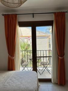 Schlafzimmer mit einem Bett und einer Glasschiebetür in der Unterkunft Palm View Apartment Vera Coast in Playas de Vera