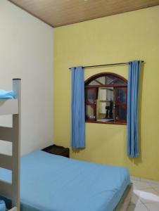 een slaapkamer met een stapelbed en een spiegel bij Casinha em Rio das Ostras. in Rio das Ostras