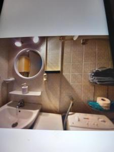 une petite salle de bain avec un lavabo et un miroir dans l'établissement Studio plage karina, à Empuriabrava