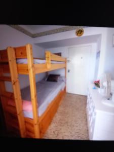 Ce lit superposé se trouve dans un dortoir doté d'un lavabo. dans l'établissement Studio plage karina, à Empuriabrava