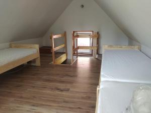 um quarto no sótão com 2 camas e um espelho em Domek w Bieńkówce 