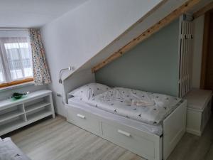 1 dormitorio pequeño con 1 cama y escalera en Haus Kuchler en Bayerisch Eisenstein
