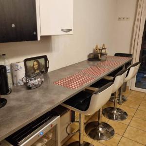 um balcão de cozinha com uma mesa com uma televisão em Grand appartement confortable em Andolsheim