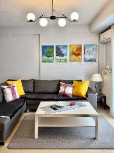 sala de estar con sofá y mesa de centro en Luxury Apartment in the center en Edessa
