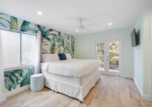 een slaapkamer met een bed met tropisch behang bij House in Jupiter, FL near stadium and beach in Jupiter